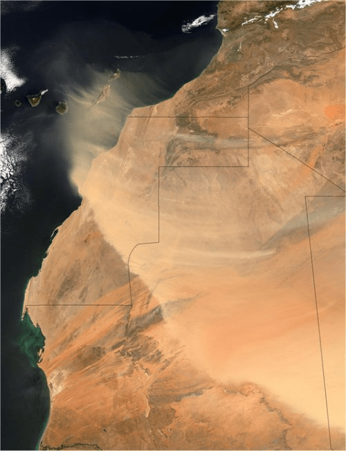     © NASA - The Visible Earth. Jacques Descloitres, MODIS Rapid Response Team, NASA/GSFC     Enorme hoeveelheden stof worden uit de Sahara de lucht in geblazen, zoals op deze satellietfoto te zien is.